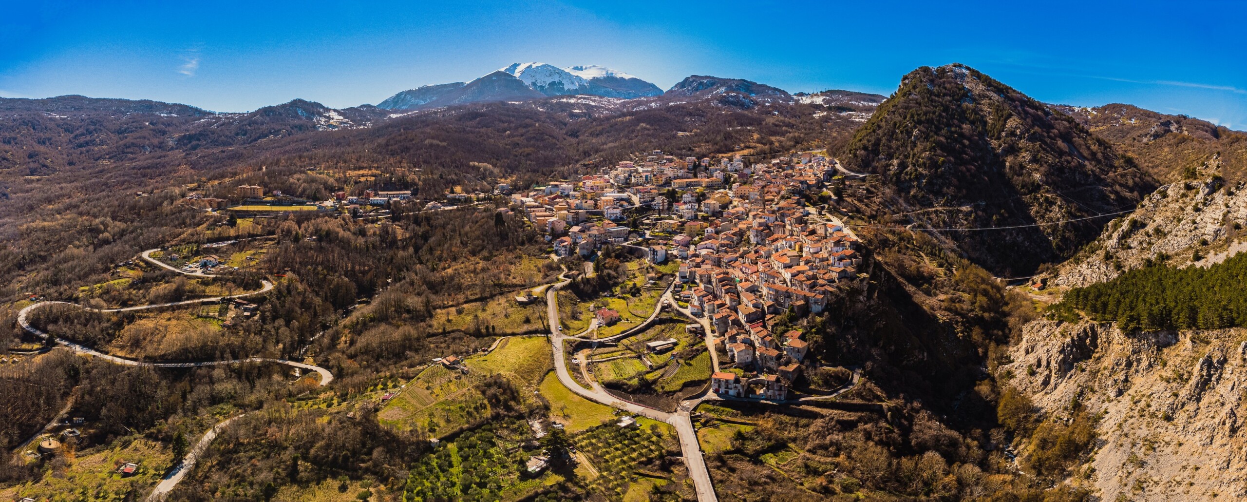 Il Touring Club assegna 5 nuove bandiere arancioni : eccellenze italiane, come i piccoli borghi accoglienti dell’entroterra