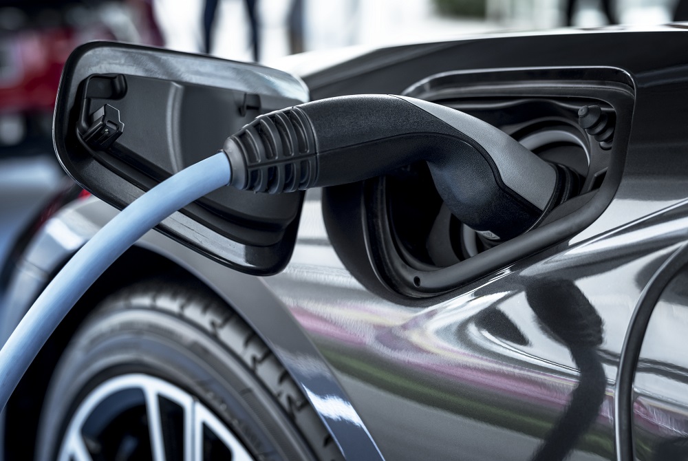 Gli italiani e l’auto elettrica: cresce l’interesse, ma diminuisce la propensione all’acquisto