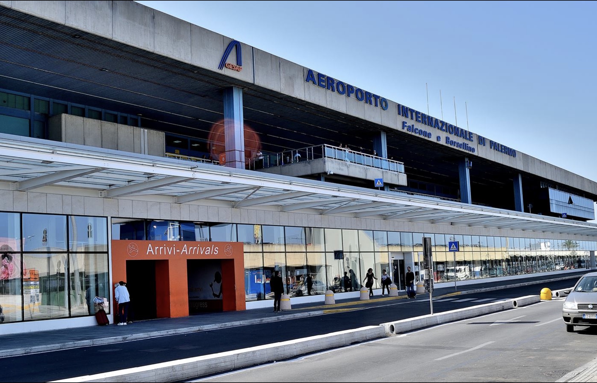 Sicilia, Aeroporto di Palermo chiuso: voli aerei cancellati, emergenza incendi