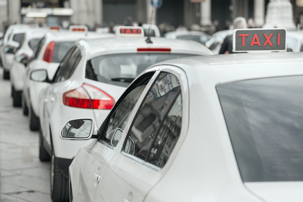 Emergenza taxi a Roma: auto bianche introvabili, lunghe code di turisti e residenti