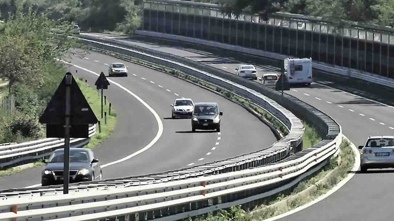 Camion: Veneto, ad agosto circolazione vietata sulle strade regionali 450 e 11Dir