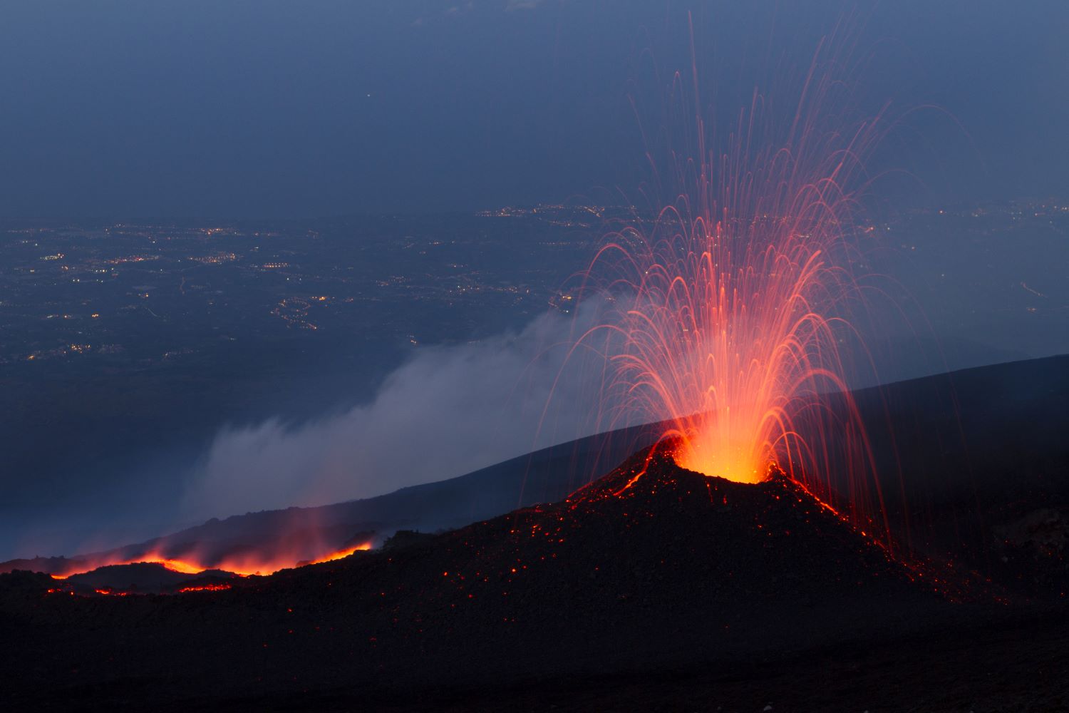 Etna: scatta il pre allarme ma l’aeroporto di Catania è operativo