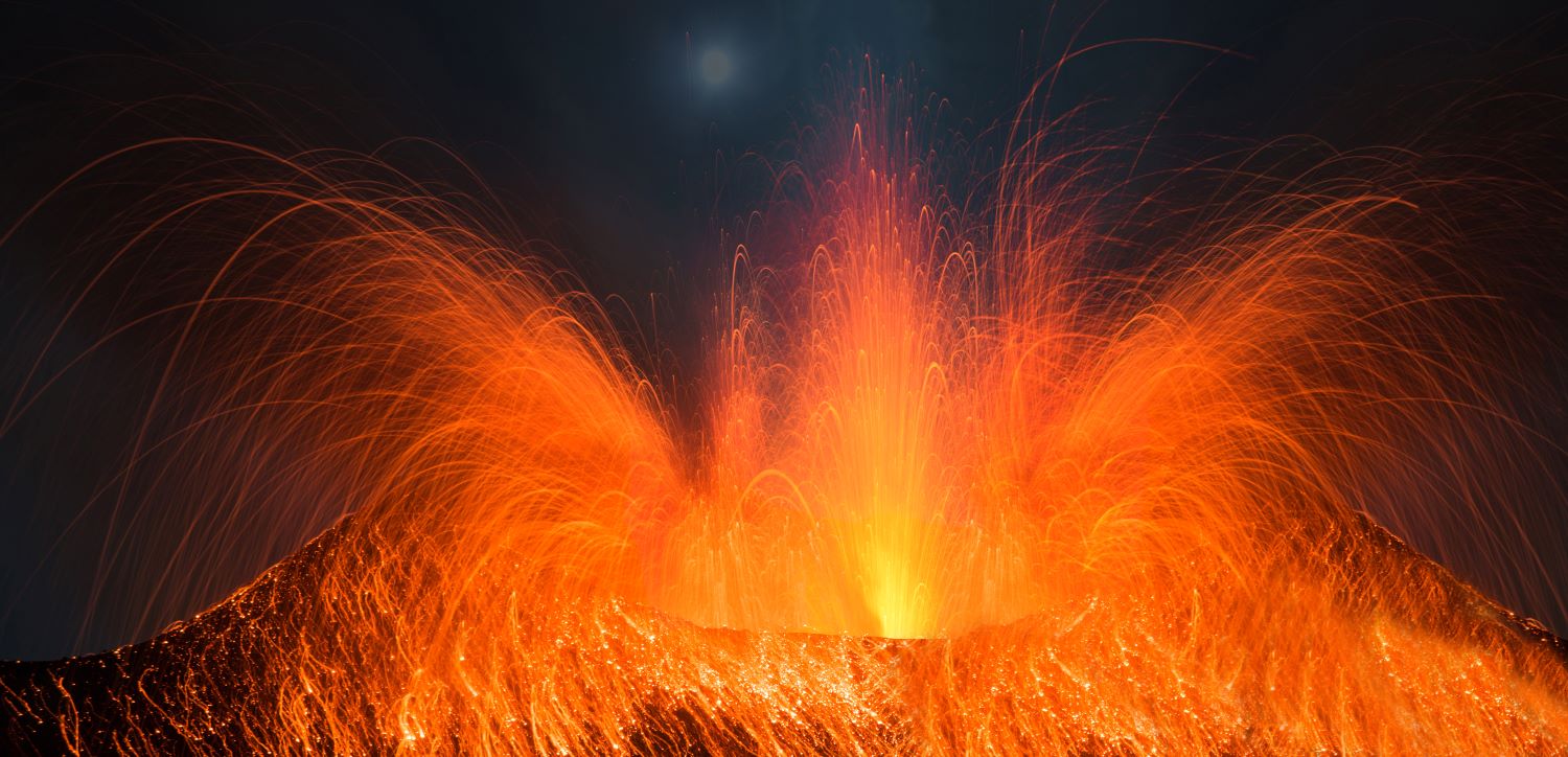 Etna in eruzione: chiuse strade e aeroporto di Catania