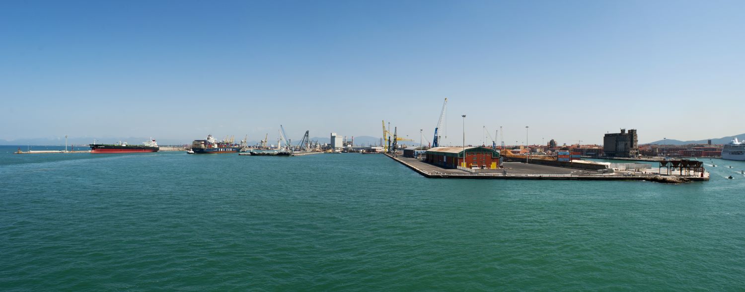Porto Livorno: diminuisce il traffico merci, aumenta quello passeggeri