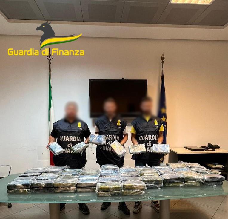 Cocaina al porto di Salerno: sequestrati 122 chili di droga dalla Guardia di Finanza
