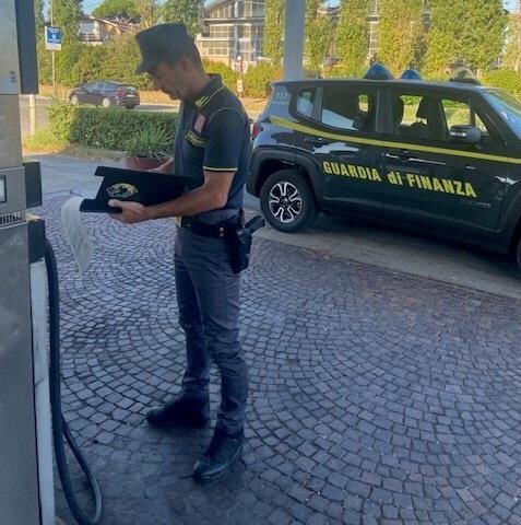 Controlli ai distributori di carburanti: scoperte a Rimini 12 violazioni