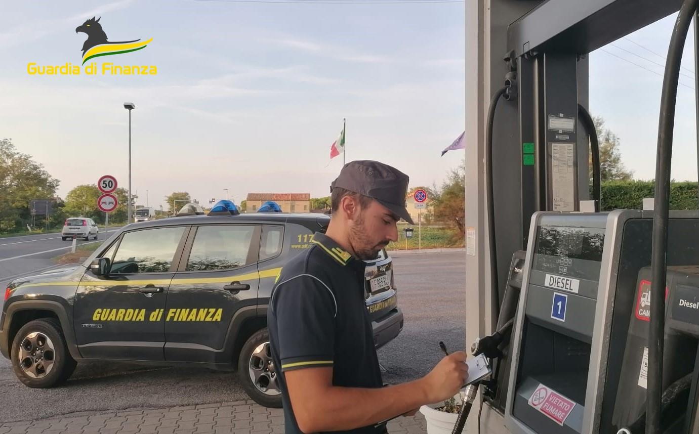 Controlli per i carburanti: multa di 3200 euro e attività sospesa per 30 giorni
