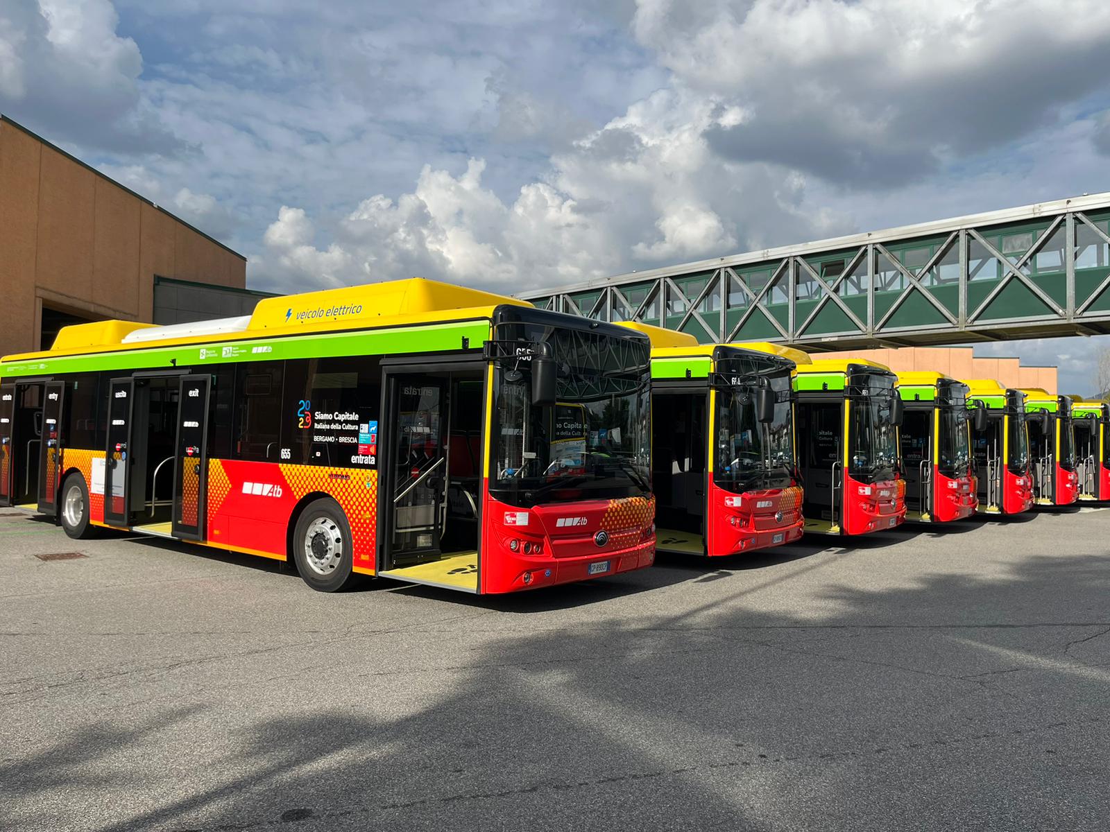 Mobilità sostenibile, Bergamo: ATB presenta 10 nuovi autobus elettrici