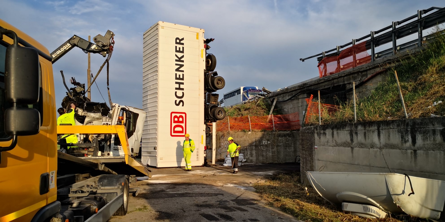 Tir vola dal cavalcavia in A1. Grave il conducente, feriti due giovani
