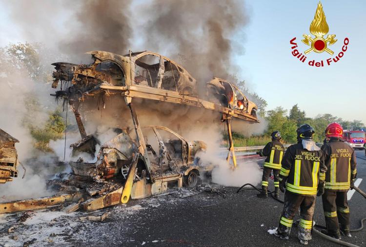 Bisarca in fiamme sull’autostrada Torino Savona. Lunghe code e disagi