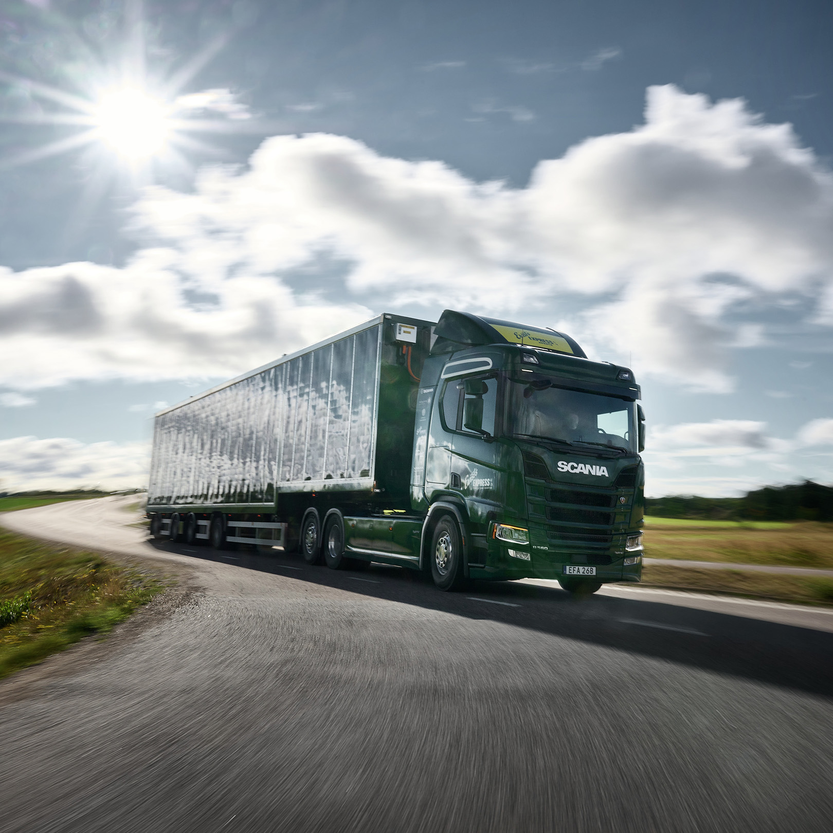 Scania: test su strada per un nuovo autocarro ibrido con pannelli solari