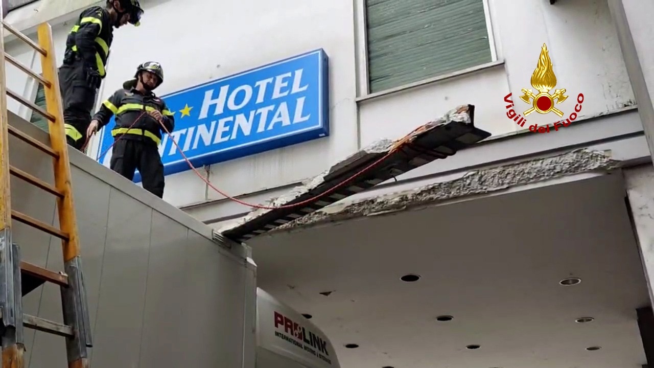 Camion incastrato a Treviso. Liberato dai Vigili del Fuoco