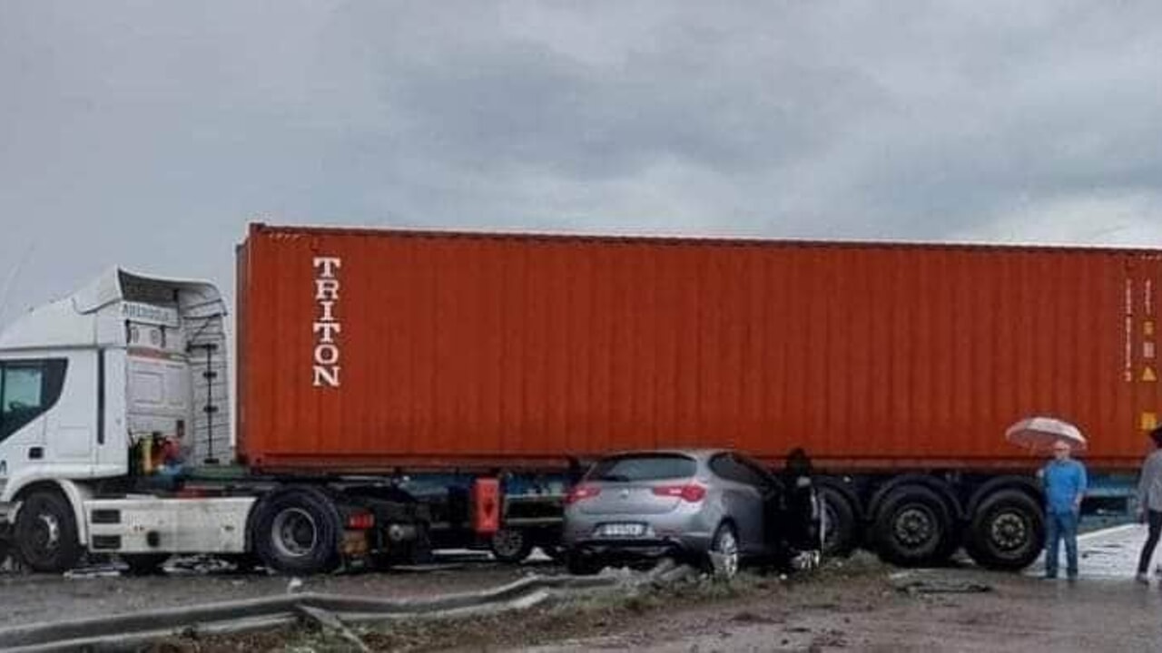 Camion sfonda guardrail e invade corsia opposta. L’incidente sulla Nola Villa Literno