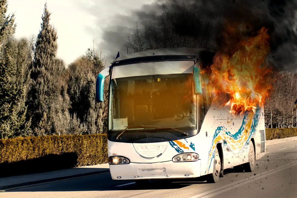 Bus in fiamme a Padova: a bordo 50 studenti. Li salva il conducente