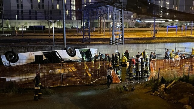 Tragedia a Mestre: bus precipita dal cavalcavia e prende fuoco