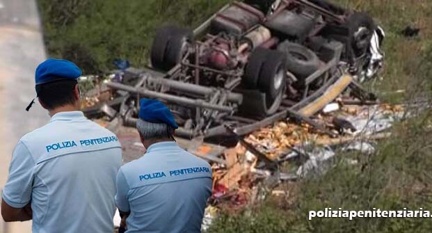Camion caduto da un viadotto. Passeggero salvato da poliziotti della Penitenziaria