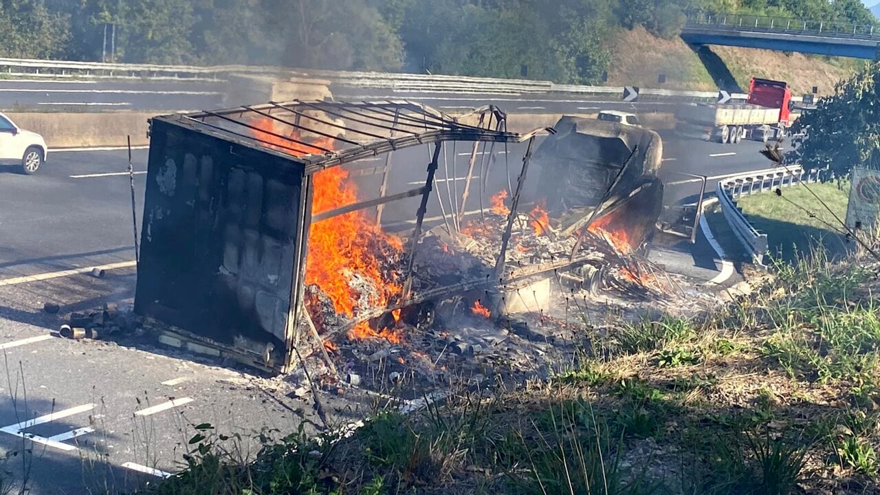 Camion prende fuoco sull’A1. Autista evita un disastro