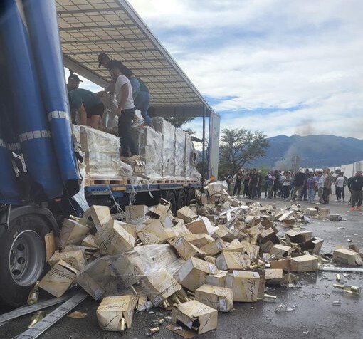 Tir spagnoli fermati in Francia. Carico di vino distrutto per protesta