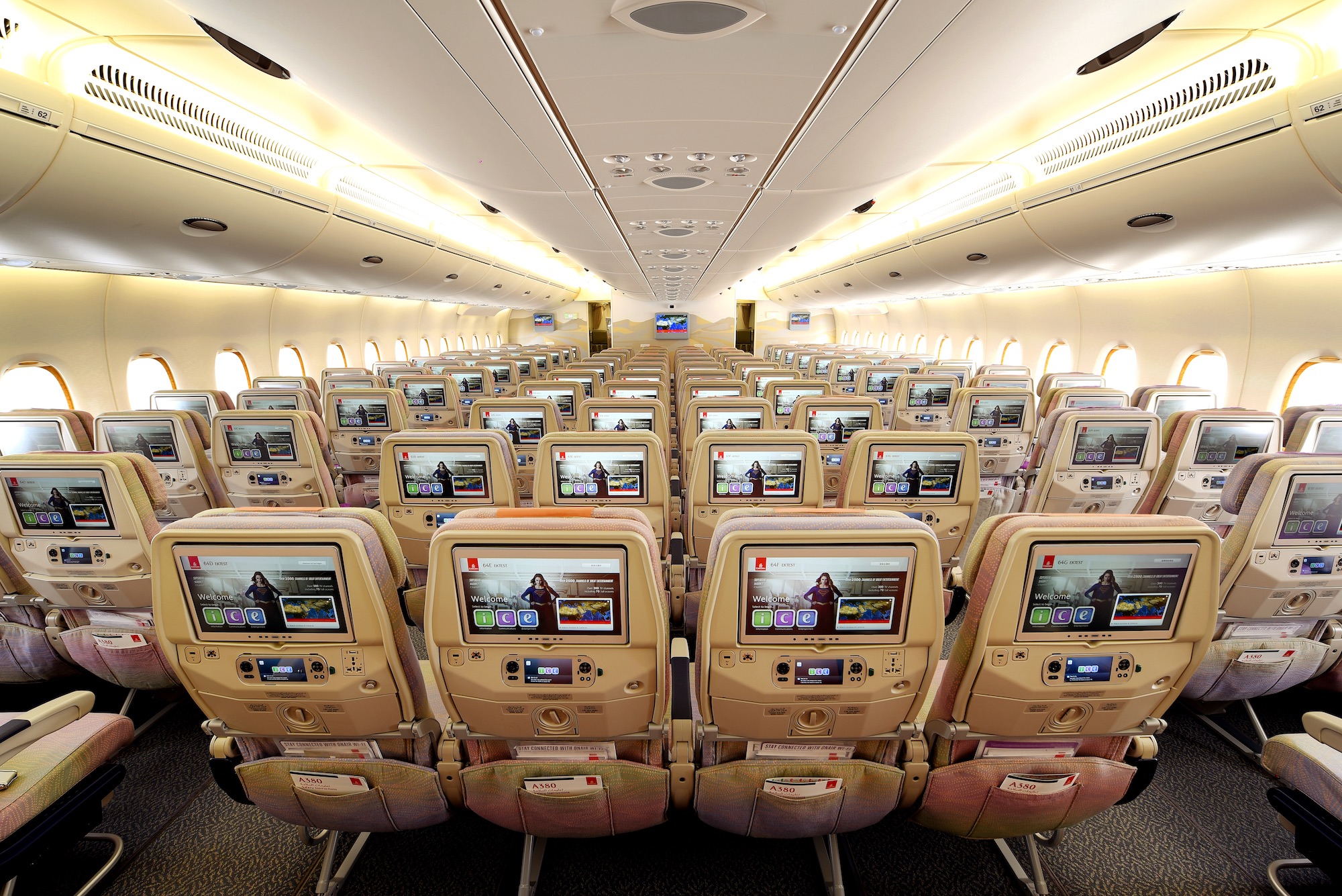 Offerte lavoro personale di bordo: compagnia aerea Emirates assume per i suoi voli in Italia