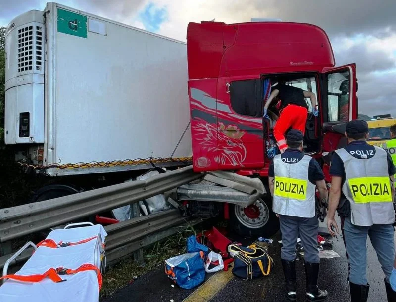 Camion si ribalta in A14. Autista ferito e autostrada chiusa