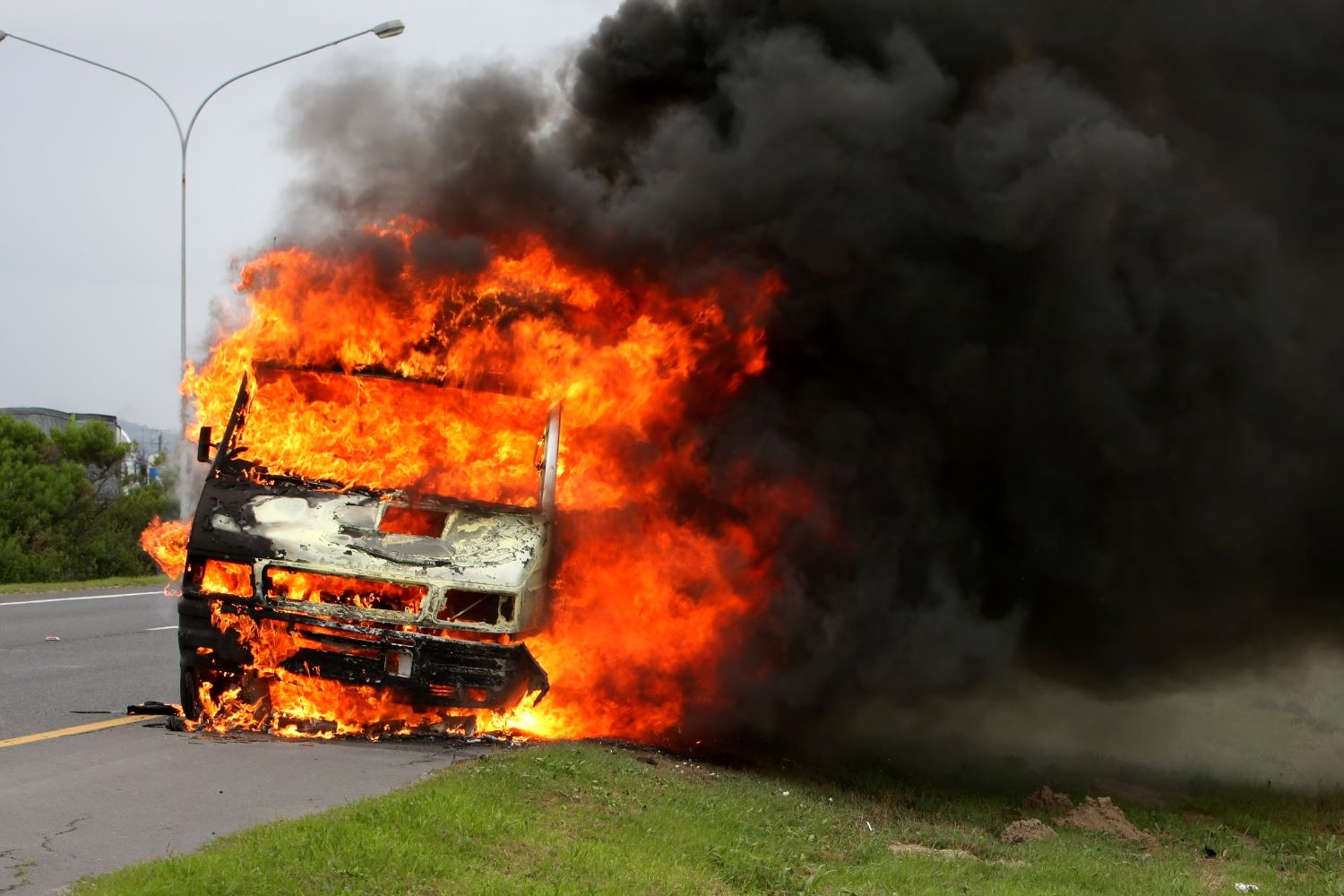 Camion frigo in fiamme e tamponamento tra tir: disagi sull’A10