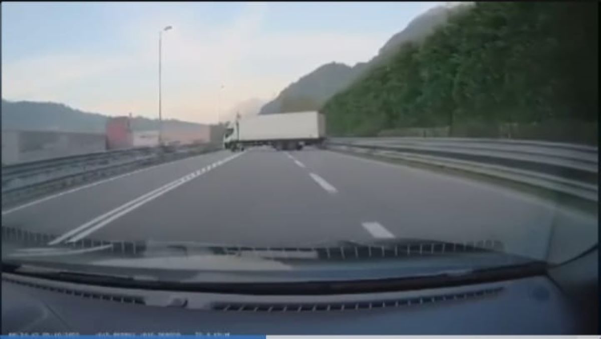 Tir fa inversione a U in superstrada in provincia di Brescia: video diventa virale
