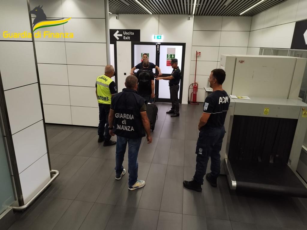 Controlli all’aeroporto di Ciampino. Scoperto un saudita che trasportava 300mila dollari