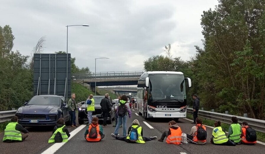Protesta blocca la tangenziale di Bologna. Attivisti cementano le mani sull’asfalto