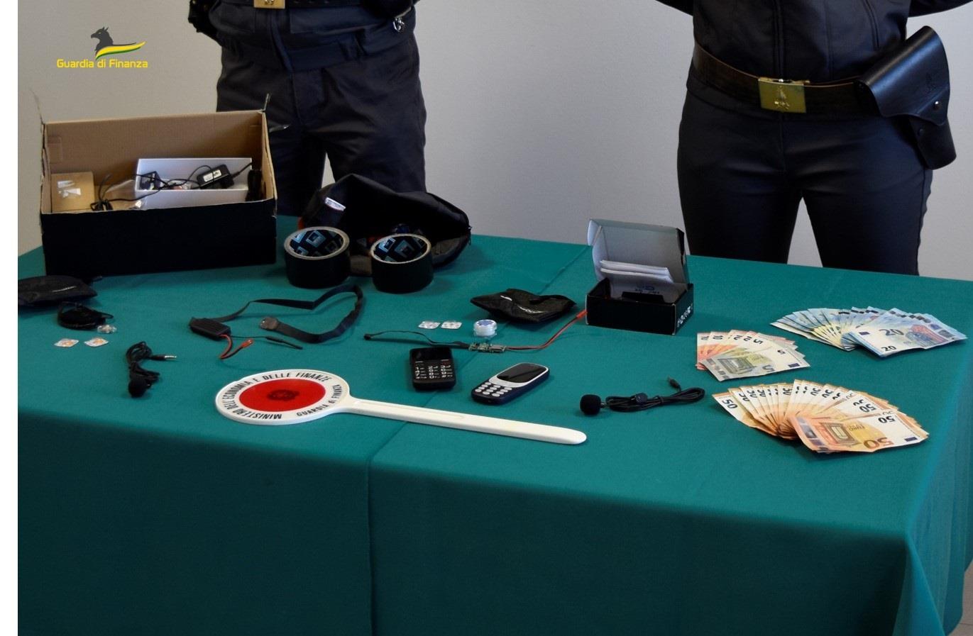 Tecnologia usata per superare l’esame della patente. Scoperti dalla Guardia di Finanza