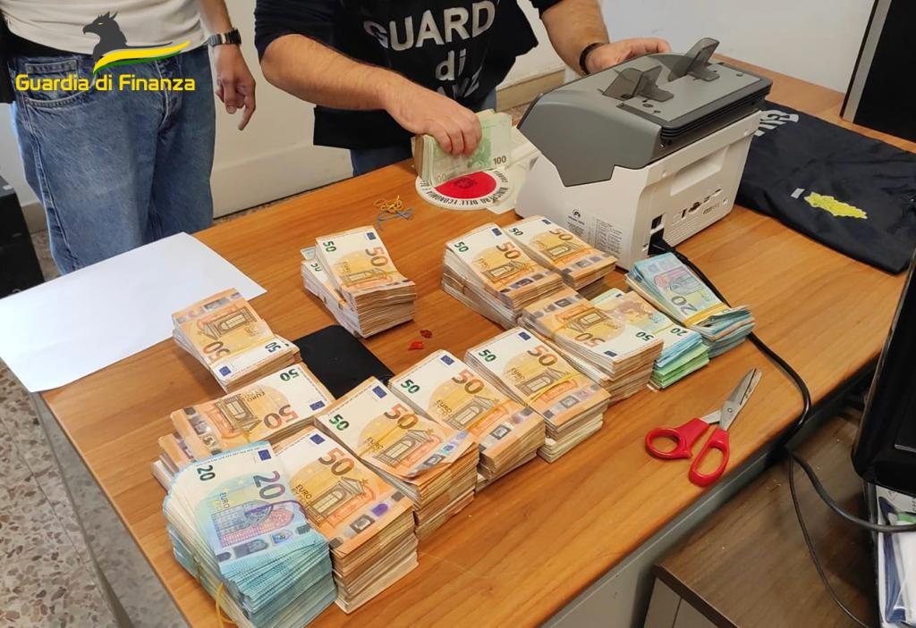Soldi nascosti nell’auto sbarcata al porto di Livorno