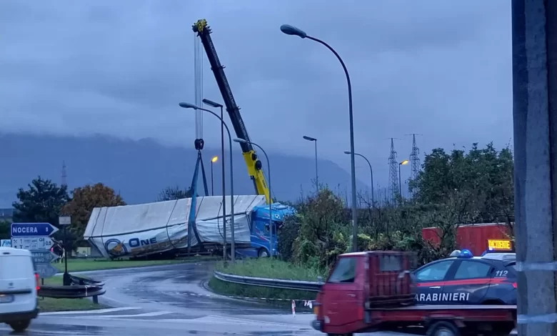 Camion si ribalta a Nocera. Disagi all’ingresso dell’A30