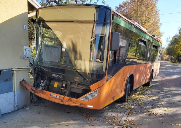 Autobus contro un muro a Legnano, tranciato un tubo del gas. Paura in città