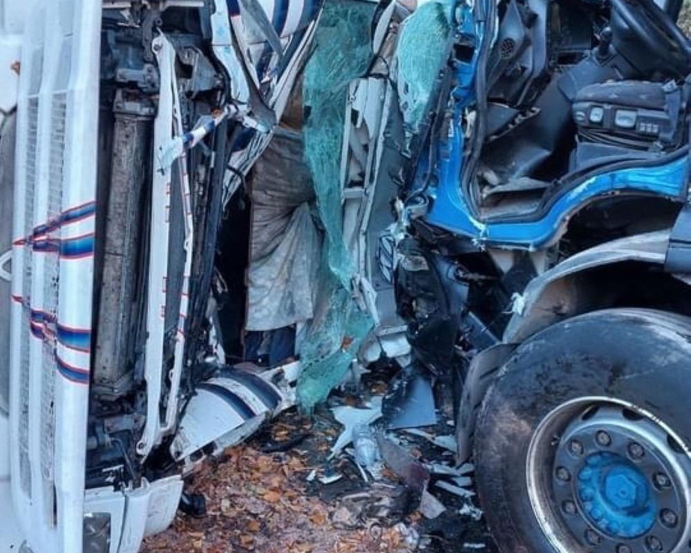 Camion carico di tronchi si ribalta e investe un altro tir. Autisti intrappolati tra le lamiere