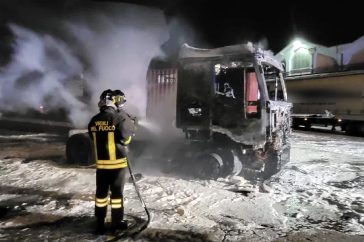 Camion in fiamme nel porto di Trieste. Illeso l’autista