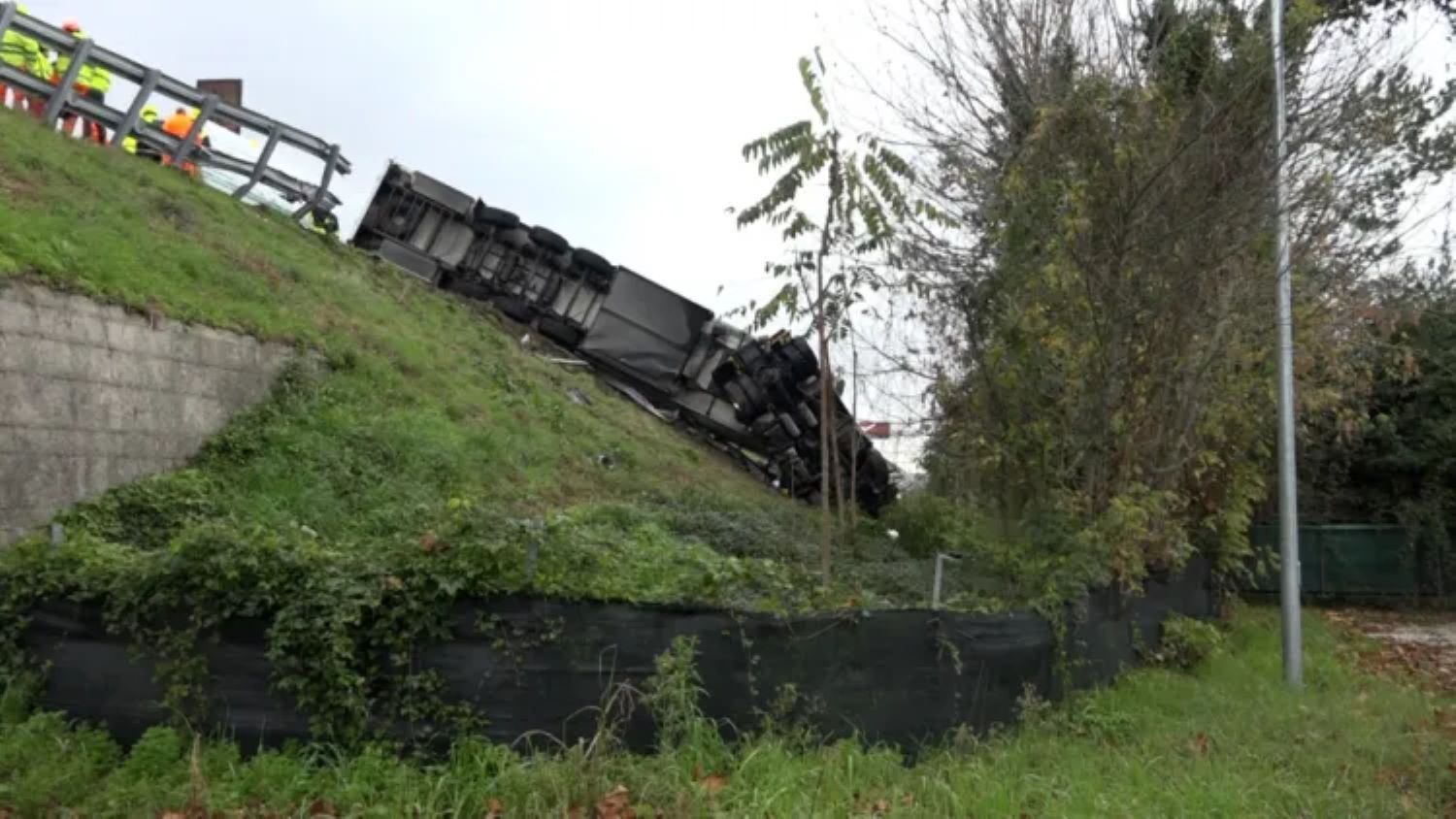 Camion sfonda il guard rail a Forte dei Marmi. Autista vivo per miracolo