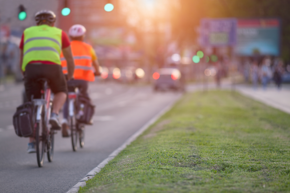 Milano, sensori angolo cieco: la protesta dei ciclisti e la reazione delle associazioni dell’autotrasporto