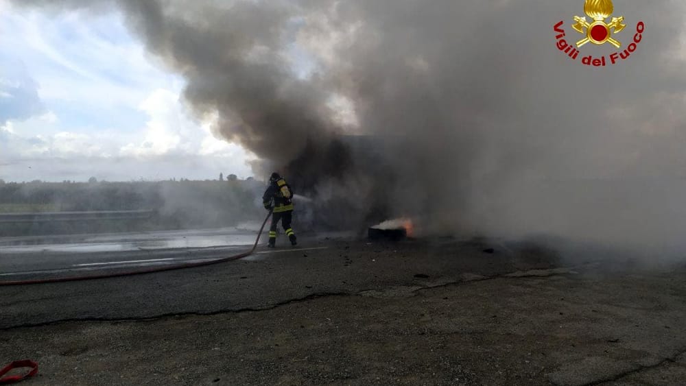 Camion in fiamme aull’A1. Traffico in tilt