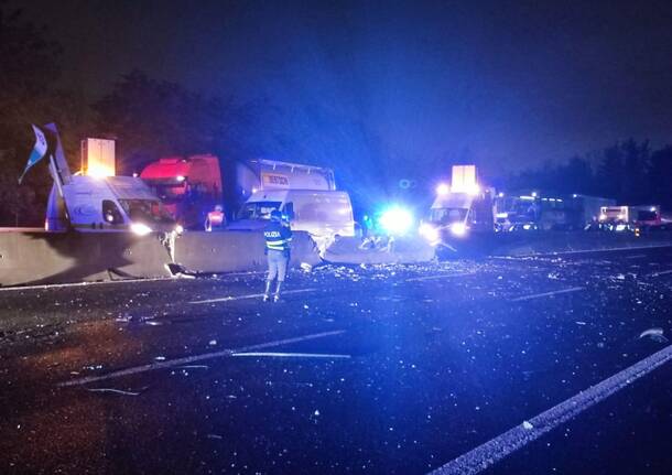 Camion invade corsia opposta sull’A8. Autostrada chiusa per ore tra Legnano e Origgio