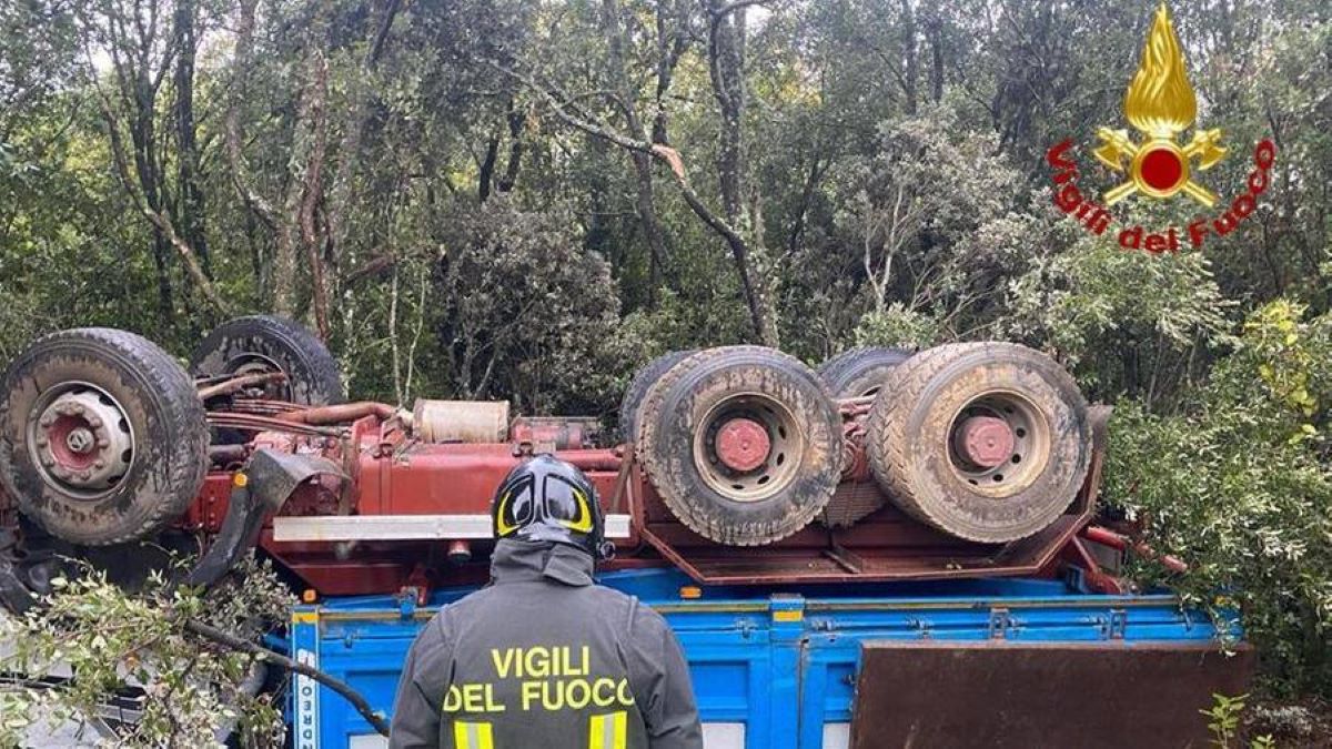 Camion si ribalta sulla statale 128 in Sardegna. Autista in ospedale