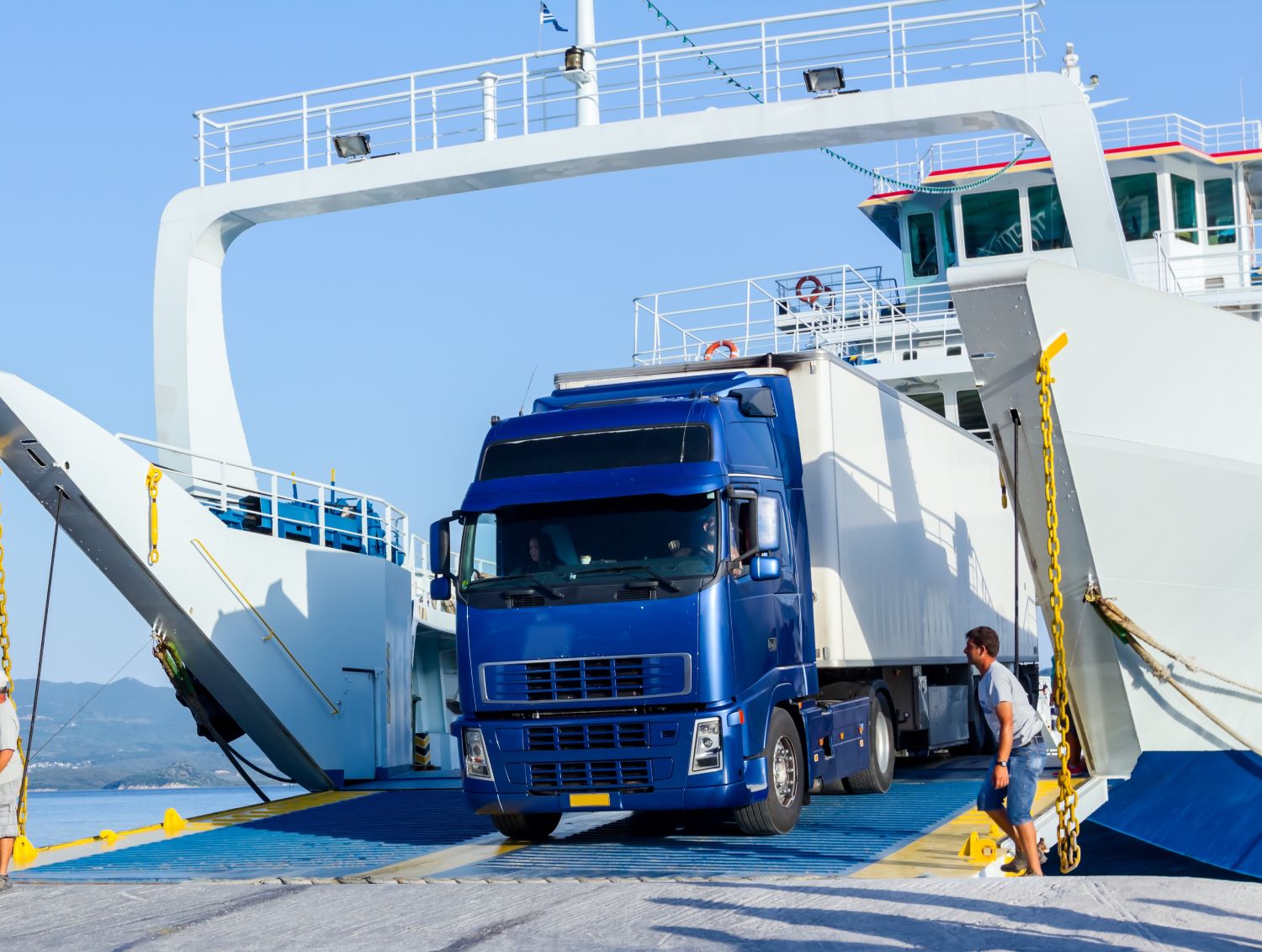 Assotir chiede alla Sicilia di fermare la tassa sulle emissioni di CO2 per i traghetti: cosa cambia per le aziende di autotrasporto
