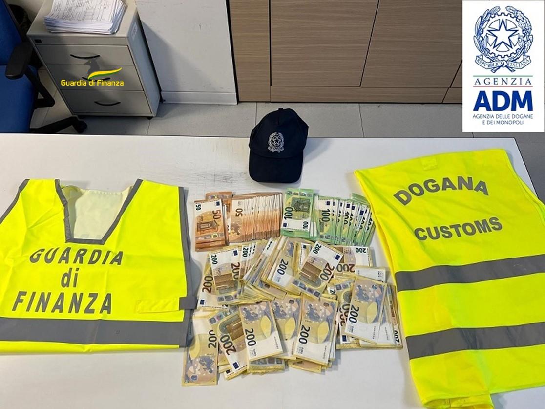 Porto di Ancona: la Guardia di Finanza scopre 155mila euro nascosti