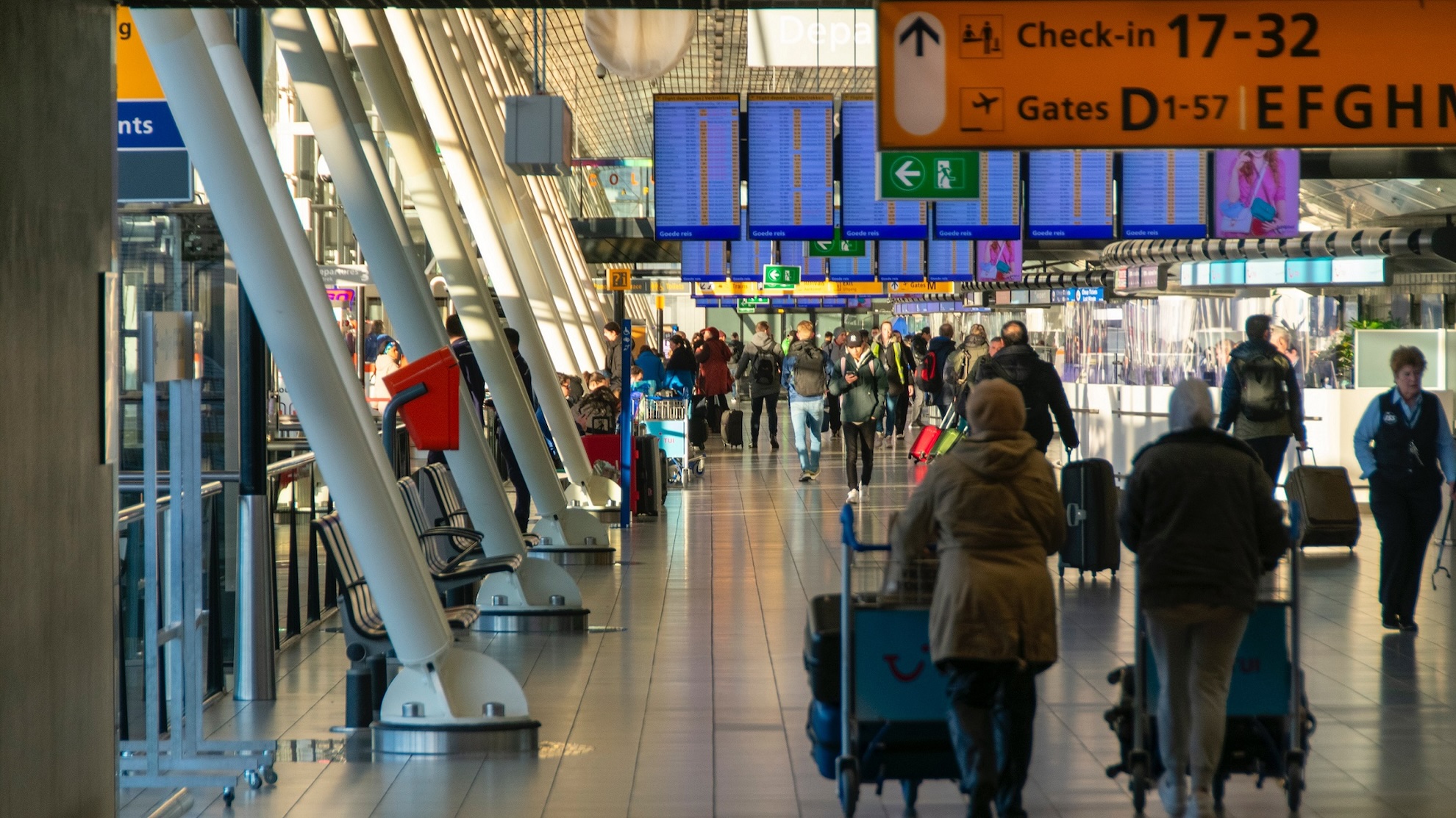 Natale, caro prezzi: voli aerei, treni e pullman, prezzi in aumento