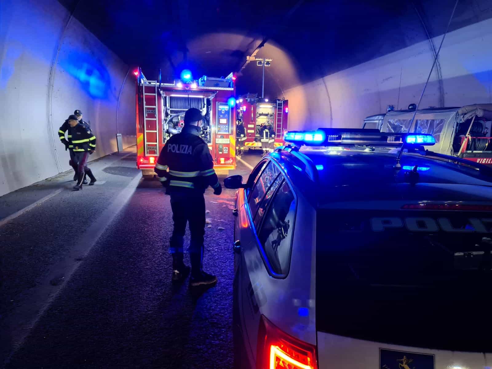 Strage in galleria a Urbino: ambulanza contro bus