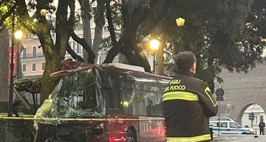 Roma: autobus si schianta contro un albero a Villa Borghese