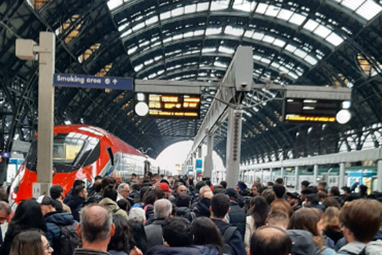 Disagi in tutta Italia per lo sciopero dei treni. Salvini: scene indegne