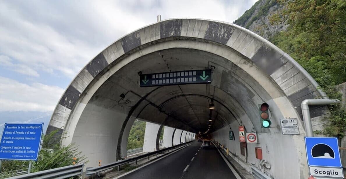 Autoarticolato danneggia la galleria Scoglio. Due furgoni lo tamponano