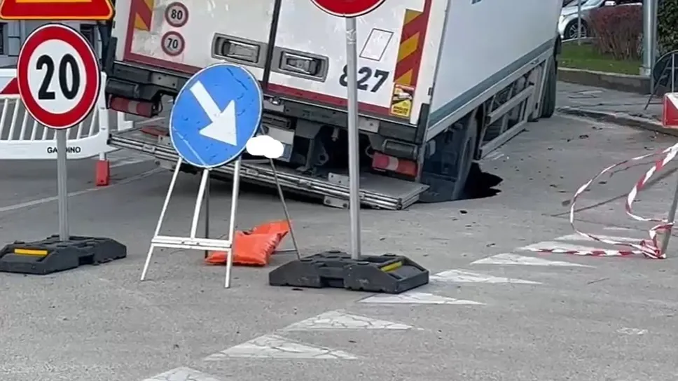 Voragine a Gandino: camion resta incastrato nell’asfalto