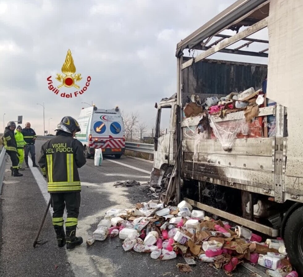 Camion in fiamme sulla A24 a Roma: panico tra i viaggiatori