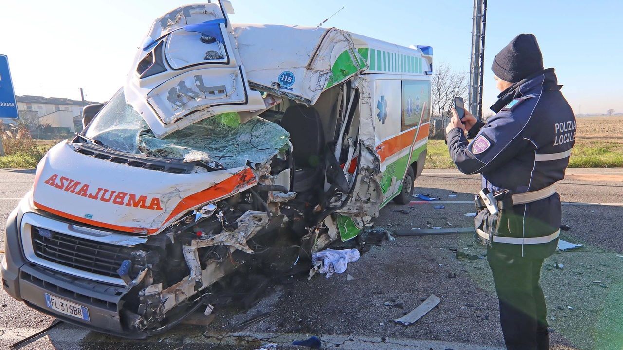 Pauroso incidente a Ferrara: ambulanza contro un tir