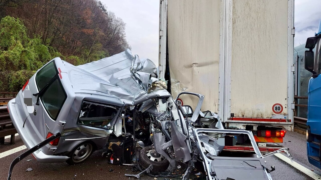 Violento scontro tra un minibus e un tir sull’Autostrada del Brennero